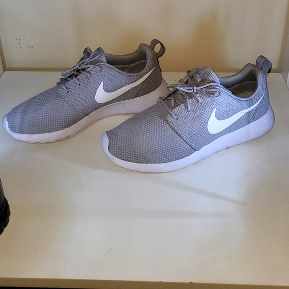 nike roshe mens grey